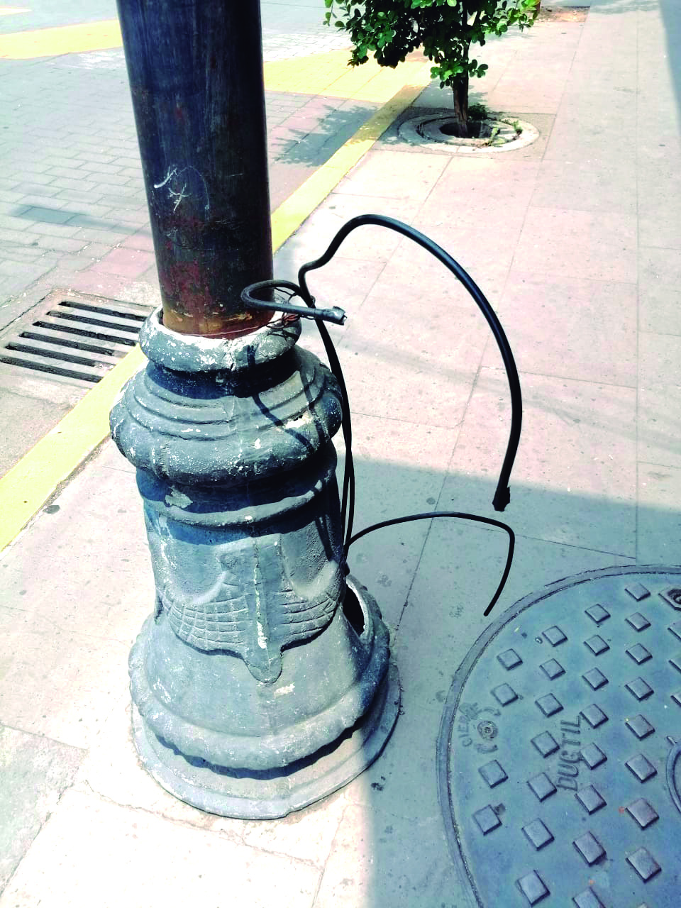 En la calle Parque Juárez casi esquina con Independencia, hay unos cables de luz eléctrica que salen de uno de los postes de los faroles. Si bien tienen la punta aislada, sería mejor, dicen los ciudadanos, que los metieran a la estructura del poste y así nulificar todo riesgo de recibir una descarga eléctrica.