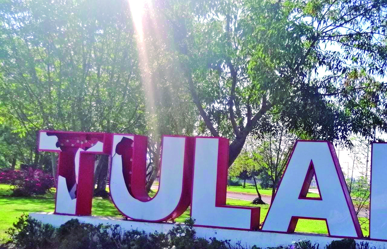 Dos letras monumentales que forman parte del nombre Tulancingo en el área del monumento a Miguel Hidalgo, ya lucen rotas de la parte frontal.