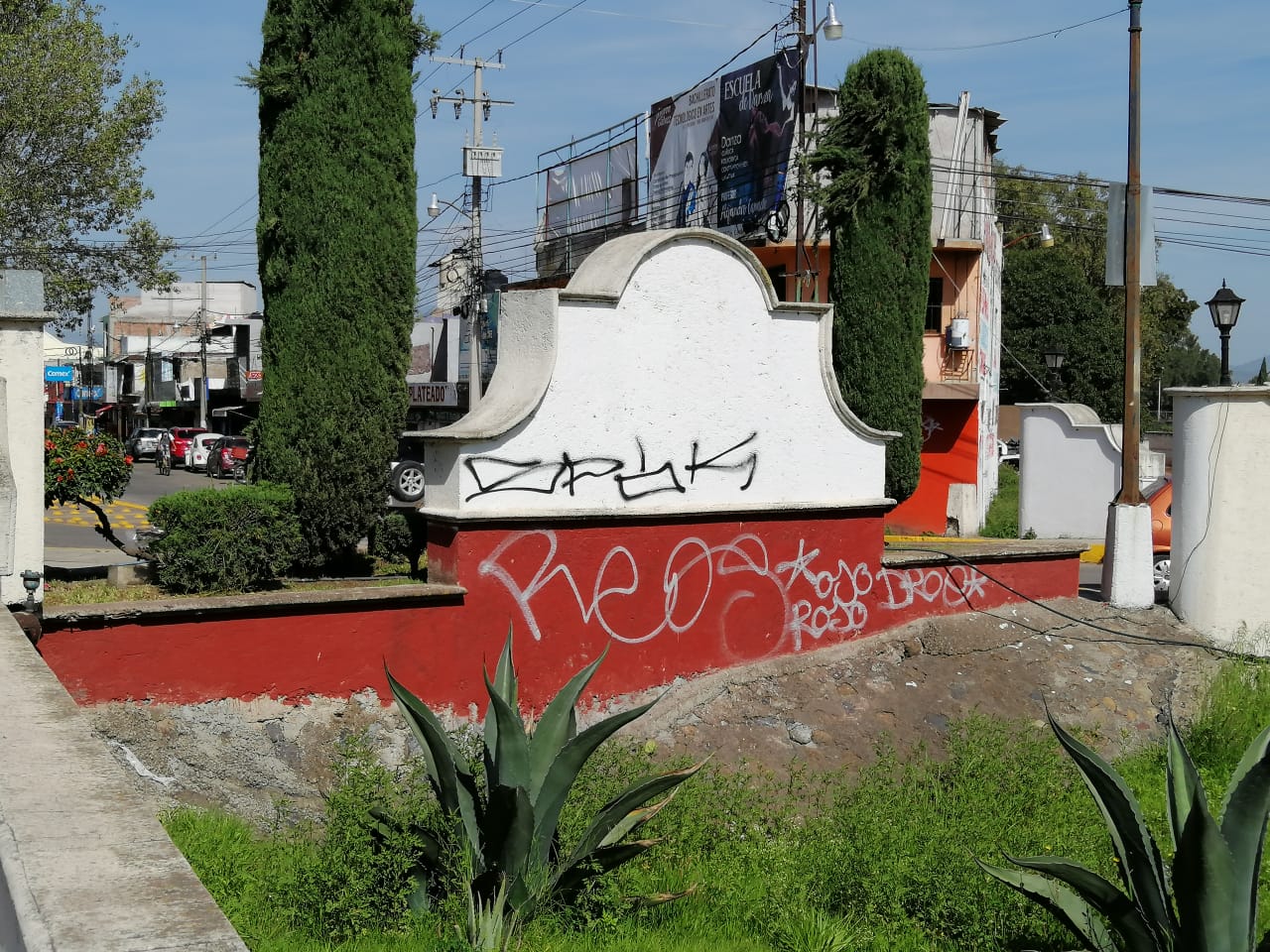 Los grafiteros no dan tregua y aprovechan cualquier espacio, para hacer pintas, ya sea en propiedad privada o pública.