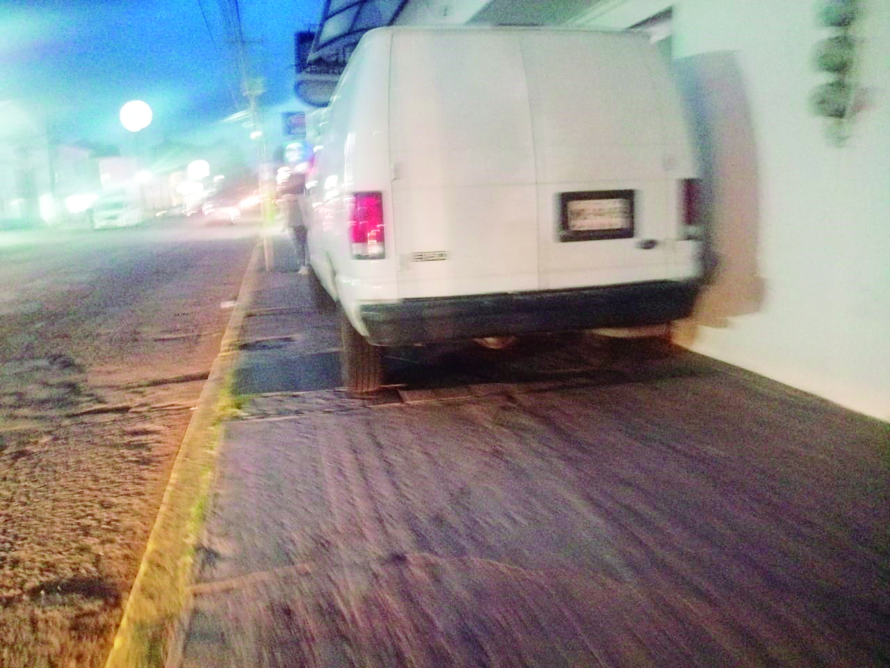 Vaya descaro del propietario o conductor de esta camioneta, que de plano dejó estacionada la camioneta sobre la acera de la calle de Lázaro Cárdenas, casi esquina con Juárez, sin importarle que bloqueó el espacio para que los peatones pasaran de manera segura.