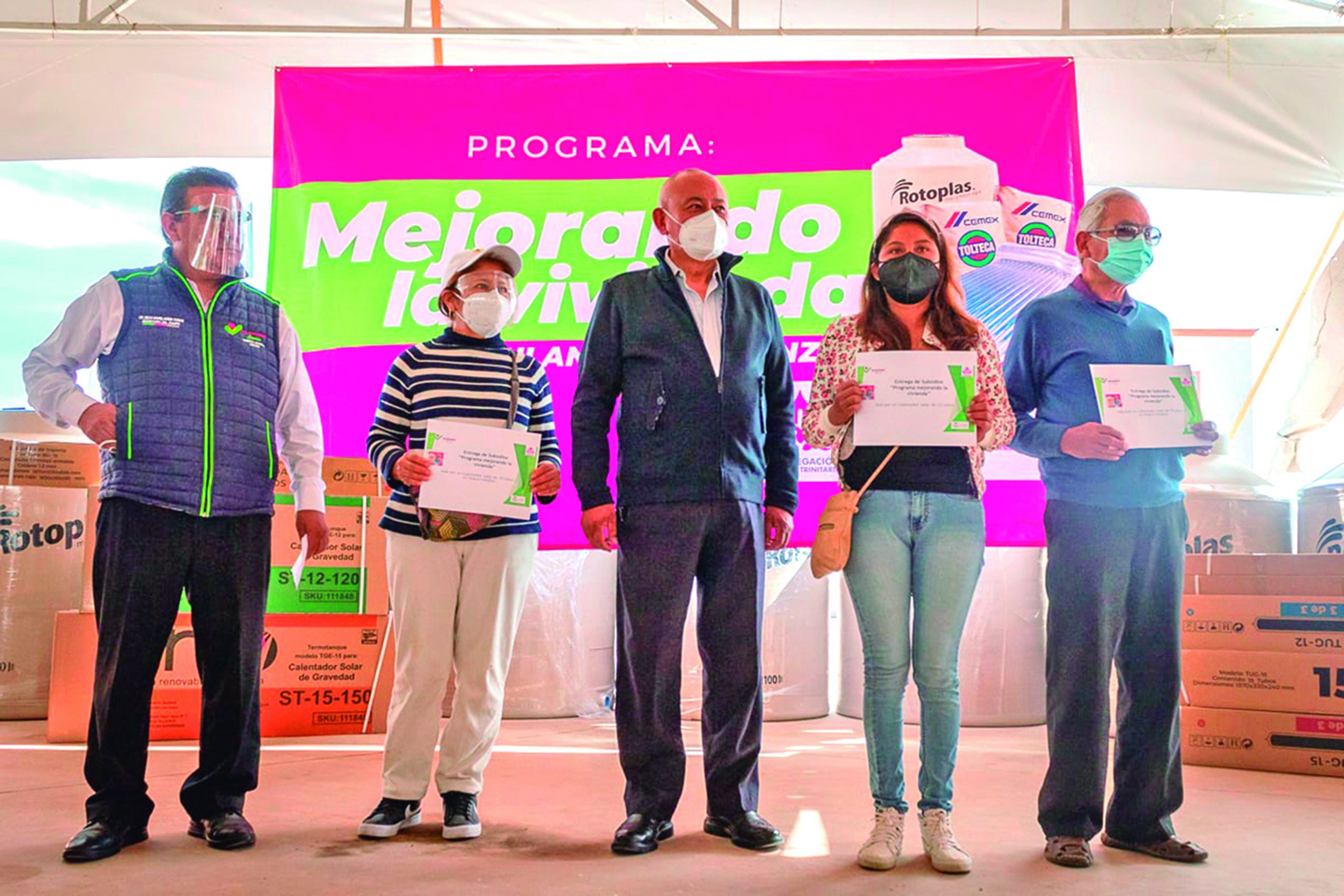 El alcalde Jorge Márquez, entrega calentadores y tinacos a personas vulnerables con el programa “Mejorando La Vivienda”