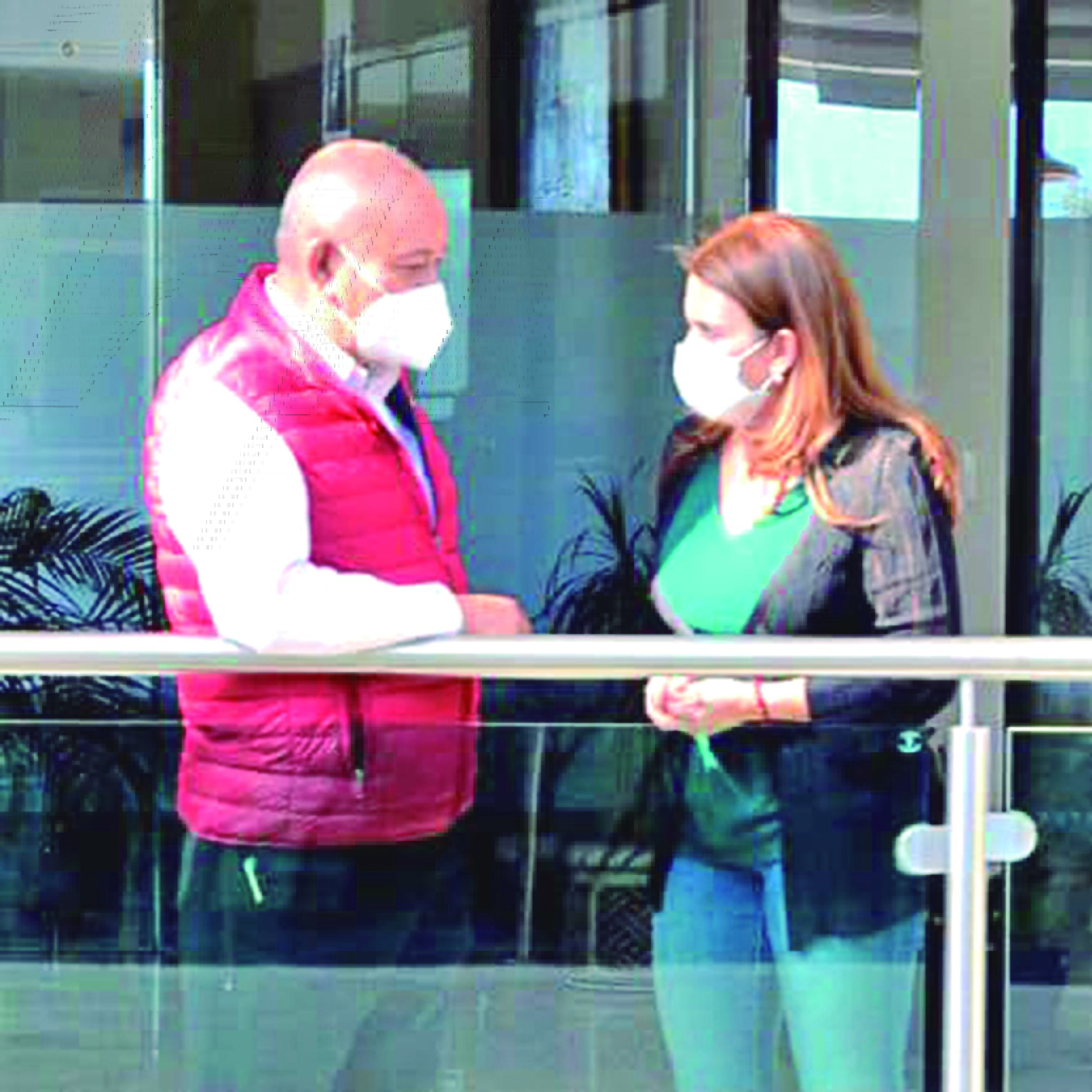 Jorge Márquez y Carolina Viggiano en pasillos de la presidencia municipal.