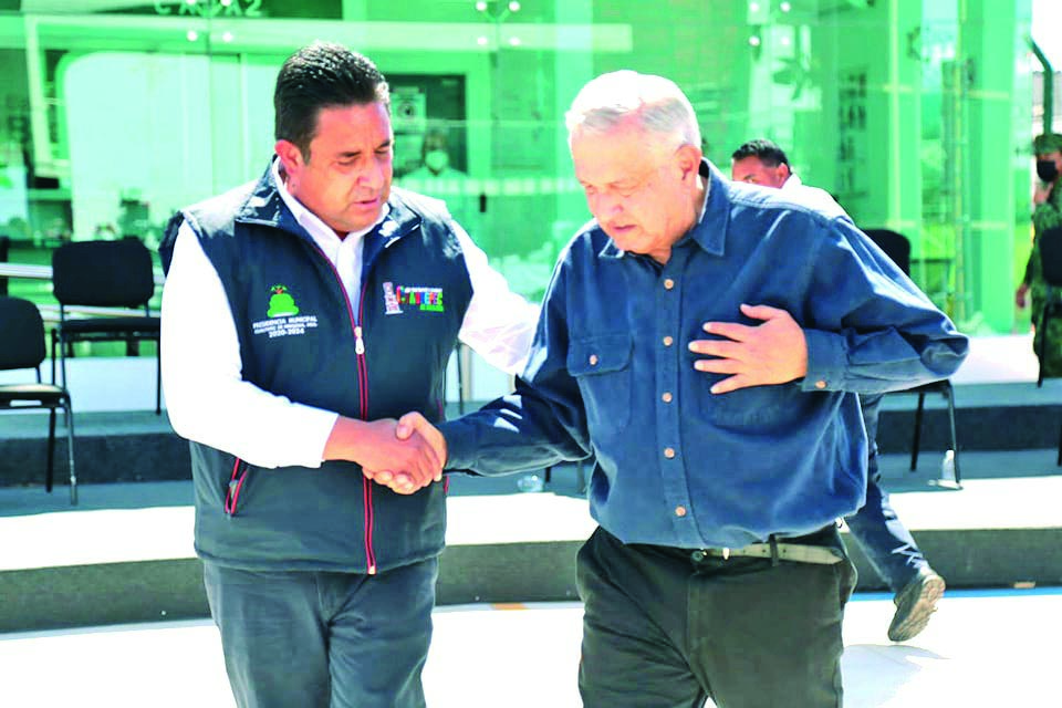 El alcalde de Cuautepec, Manuel Fermin Rivera, saluda al presidente López Obrador en su visita al municipio donde inauguró una sucursal del Banco Bienestar.