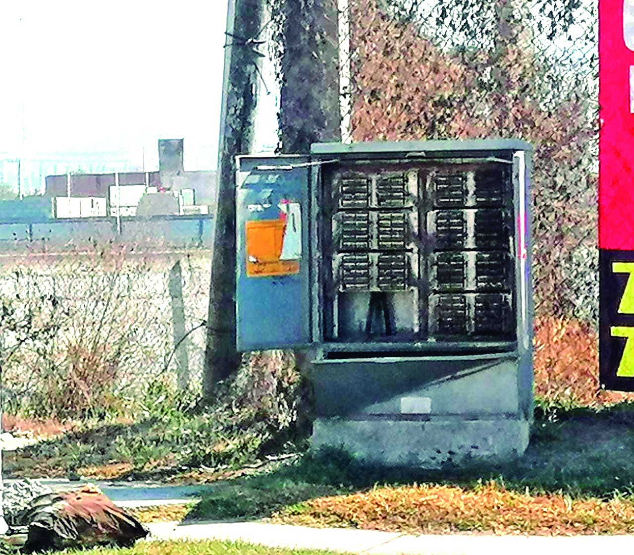 Cada ves es más frecuente encontrar abiertos los módulos de la empresa Telmex. Pese a que aún tienen utilidad, a la empresa de telefonía no le importa mucho, pero dan mala imagen urbana.