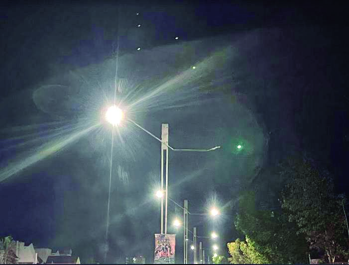 ¡Se hizo la luz! Después de años de que el tramo del bulevar La Morena, entre el distribuidor vial del mismo nombre y la calle Violeta, estuviera oscuro porque las baterías de las lámparas solares cumplieron su vida útil, ahora va recobrando luminosidad. El alumbrado nuevo de tecnología led ya abarca casi el 50 por ciento de lámparas. Foto 2: Automovilistas siguen intentando burlar a las autoridades de Movilidad y Transporte al estacionarse “por un rato” y entorpeciendo el tránsito vehicular en una de las avenidas más concurridas como lo es Juárez.