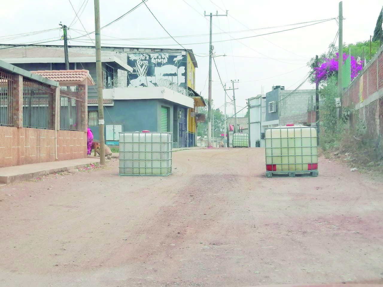 Ante los reportes de ligeros hundimientos de suelo, en la esquina de Constituyentes y Fresnos, en la colonia Ampliación Rojo Gómez, a manera de prevención, el pasado fin de semana se colocaron unos bidones para evitar que el transporte pesado circule por esa arteria, mientras se realizan los estudios correspondientes por parte de expertos en subsuelo.