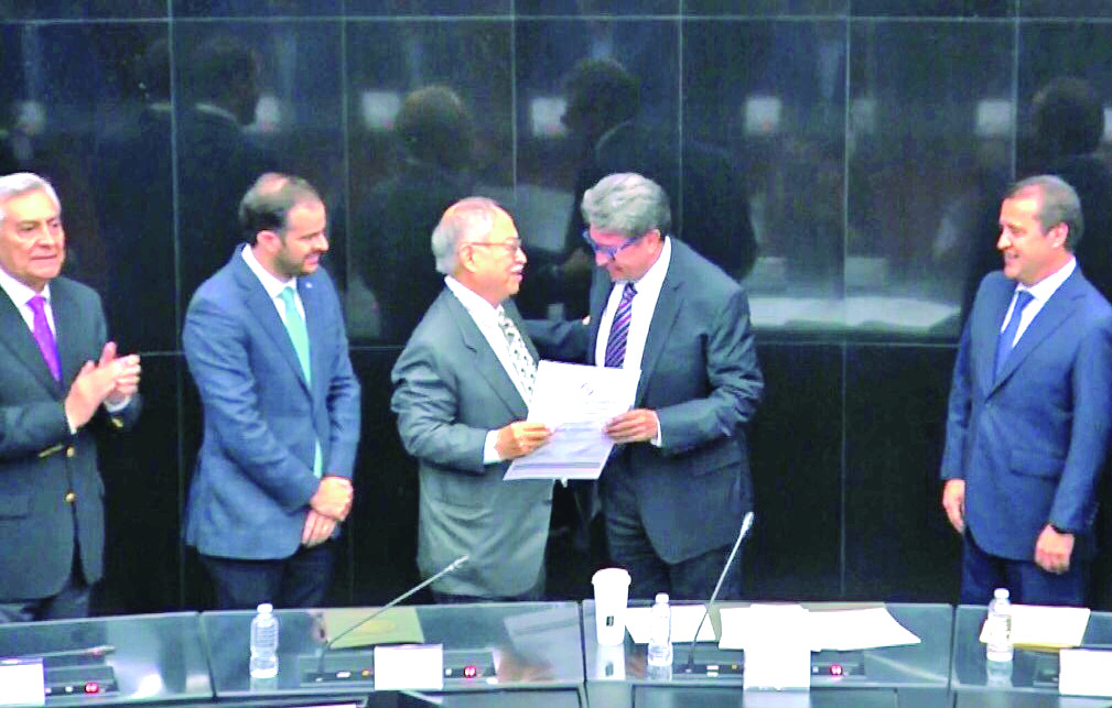 Recibe Alejandro Wong, director general de NQ Radio, reconocimiento por trayectoria, en el Senado de la Republica, de manos del senador Ricardo Monreal.