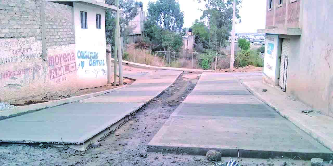 La obra de pavimentación hidráulica en la calle 12 de Diciembre de la colonia Metilatla, avanza conforme al plan, luego de que por muchos años solicitaron la obra.