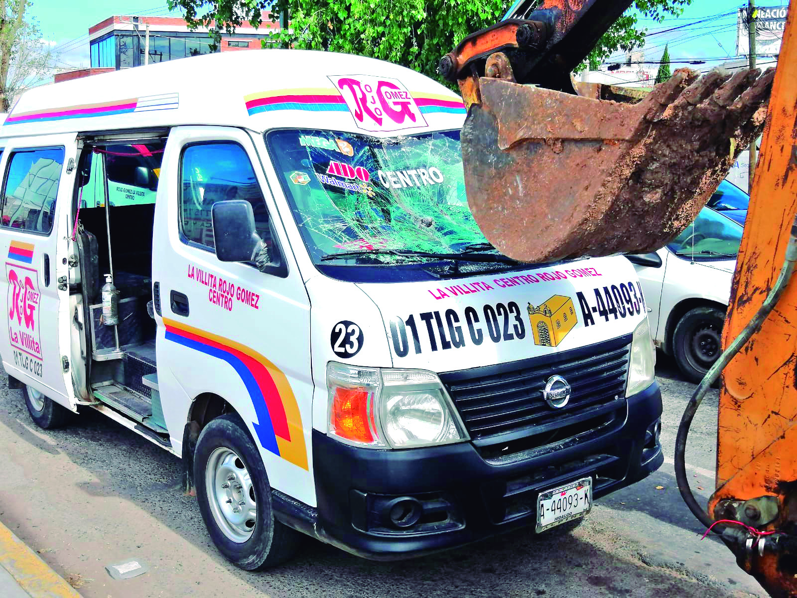 Un descuido del operador de la colectiva de la ruta La Villita – Tulancingo, derivó en un incidente vial contra una máquina retroexcavadora, en bulevar Miguel Hidalgo esquina con el Bicentenario, la mañana del lunes 27 de junio. Afortunadamente no hubo lesionados.