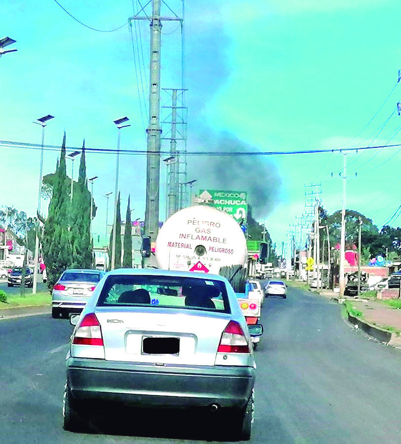 Esta pipa de gas LP, circulaba por el corredor vial San José contaminado de manera ostensible, sin que ninguna autoridad ambiental apareciera. Algunos automovilistas se pregunten si ese tipo de unidades son reguladas por SEMARNATH.