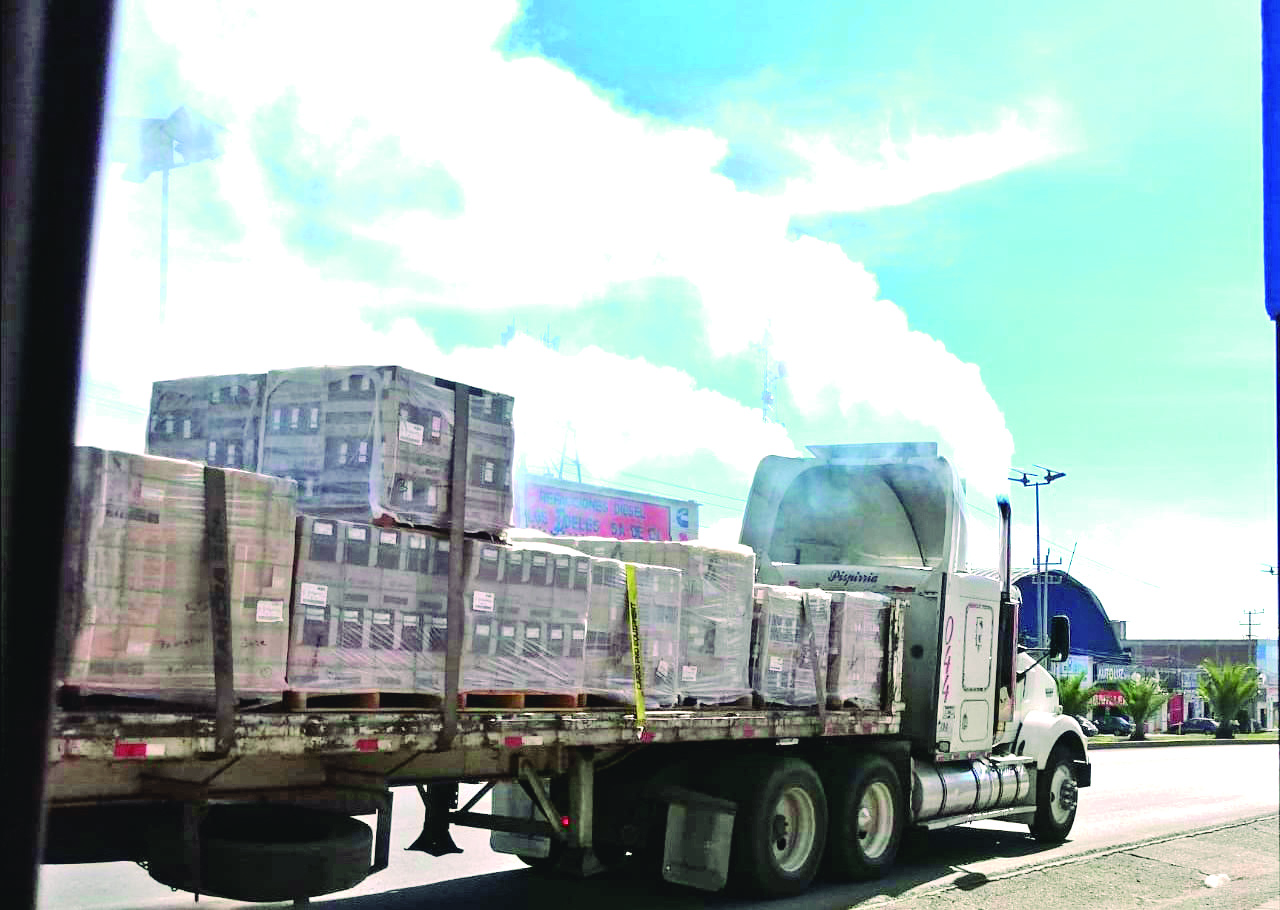 Como auténtica chimenea este tráiler circulaba sobre la carretera Pachuca – Tuxpan en dirección hacia Tulancingo a la altura de la bajada de San José. La pregunta obligada es: ¿Y las patrullas ecológicas?