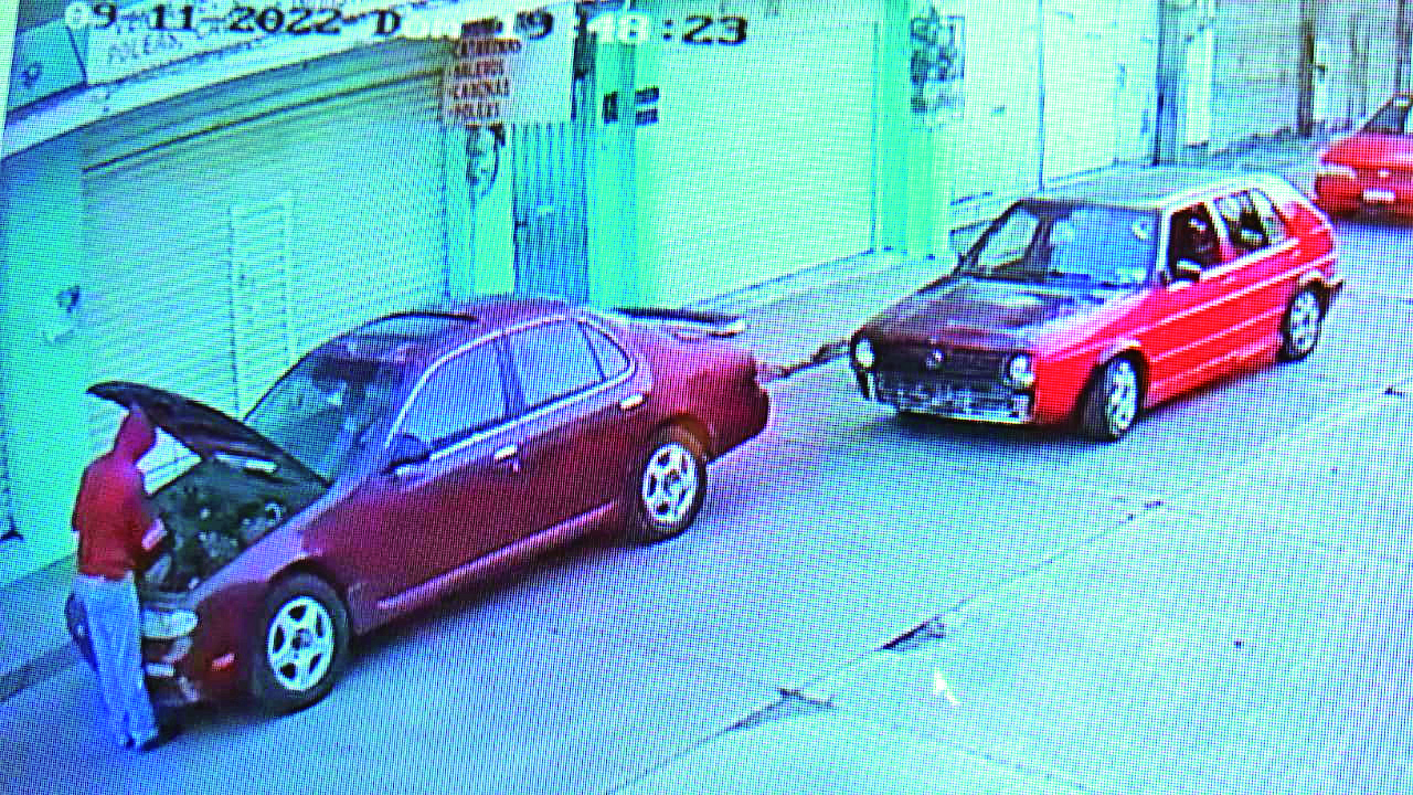 Las cámaras de video de una vivienda de la colonia Insurgentes, captaron el momento donde un sujeto que viajaba en un automóvil Volkswagen, Golf, color rojo, robó la batería de un auto que estaba estacionado sobre la calle Galeana, a plena luz del día.