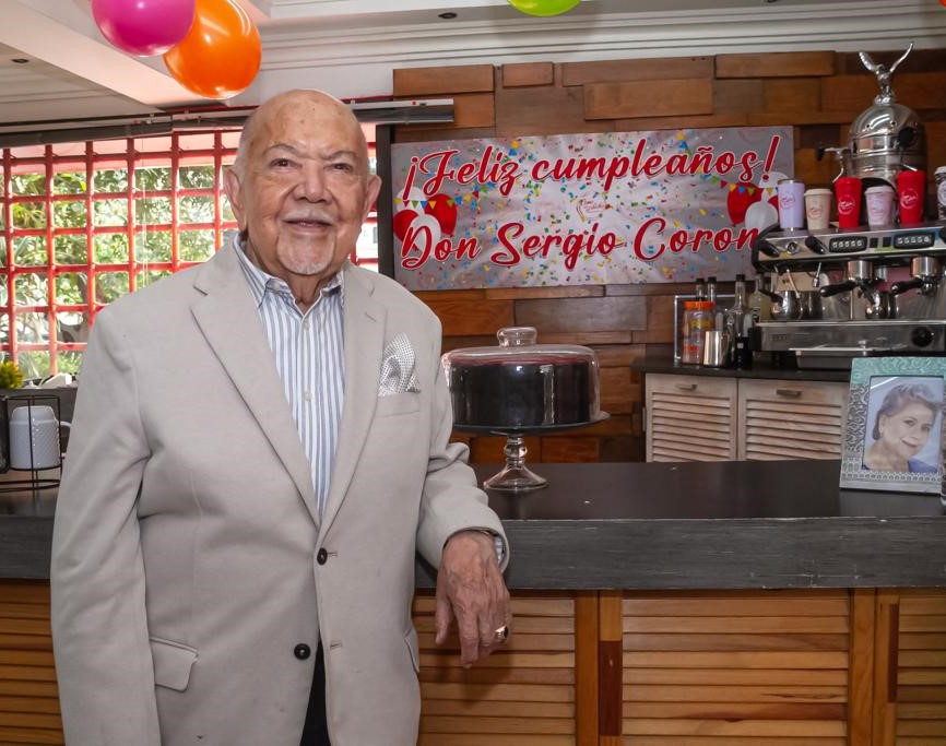 El reconocido actor nacido en Pachuca, Sergio Corona, cumple este sábado 7 de octubre, 95 años de edad y lo celebra con las grabaciones de la treceava temporada el programa televisivo “Como Dice el Dicho”.