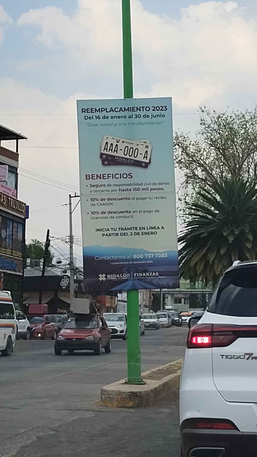 Ya iniciamos el cuarto mes del 2024 y en el bulevar Tomás A. Edison, “lucen” los pendones del gobierno estatal, donde informan los beneficios del reemplacamiento ¡2023!