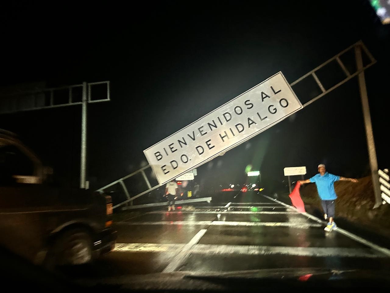 Un accidente vehicular se registró la noche del lunes 2 de junio, en la carretera México – Tuxpan, justo en el límite con el Estado de Hidalgo. Uno de los vehículos involucrados, chocó contra el soporte de el letrero de bienvenida al estado, el cual se vino abajo. La circulación vial quedo afectada.