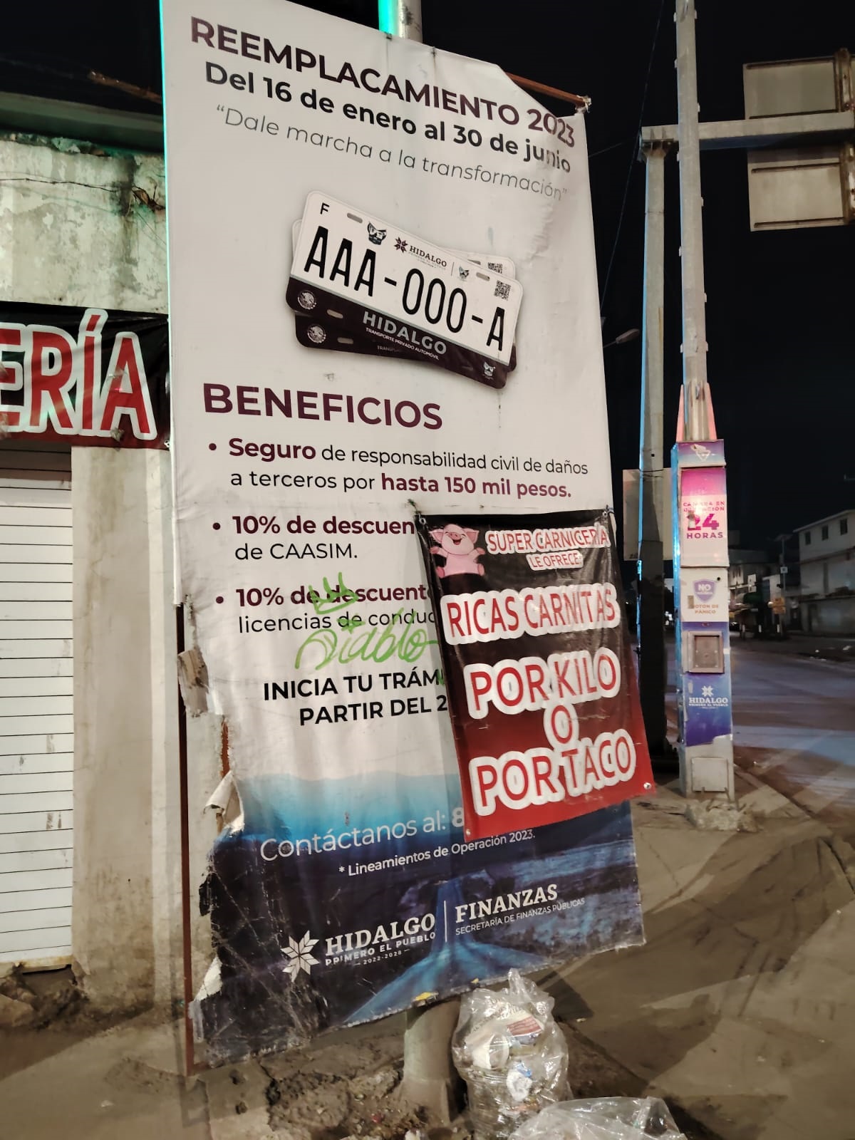 Un pendón publicitario de gobierno del estado que data del 2023, afecta la imagen urbana y obstaculiza el paso peatonal.