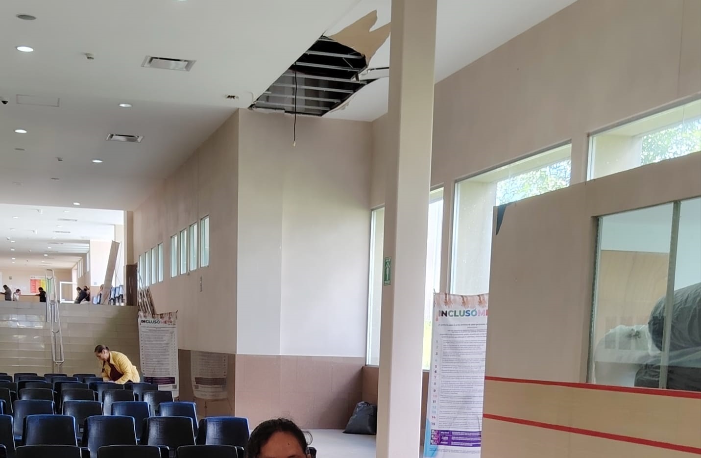 No solo falta de medicamentos, sino también las malas condiciones de un plafón en el Hospital General Tulancingo, da la impresión de falta de recursos del sector salud para atender estas reparaciones.