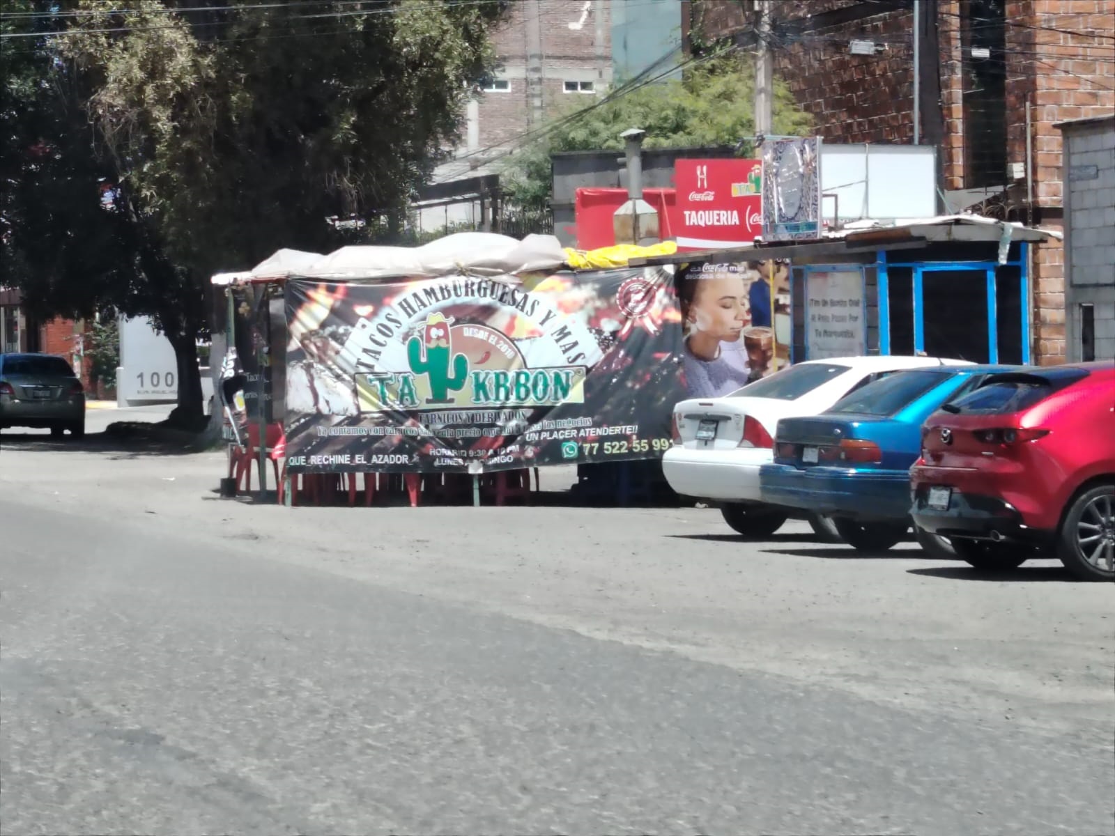 ¿Ambulantes? Muchos comerciantes establecidos se preguntan el por qué permiten que los ambulantes o comercio semifijo se vayan extendiendo hasta ocupar 15 o 20 metros cuadrados de vía pública con el consentimiento de las autoridades.