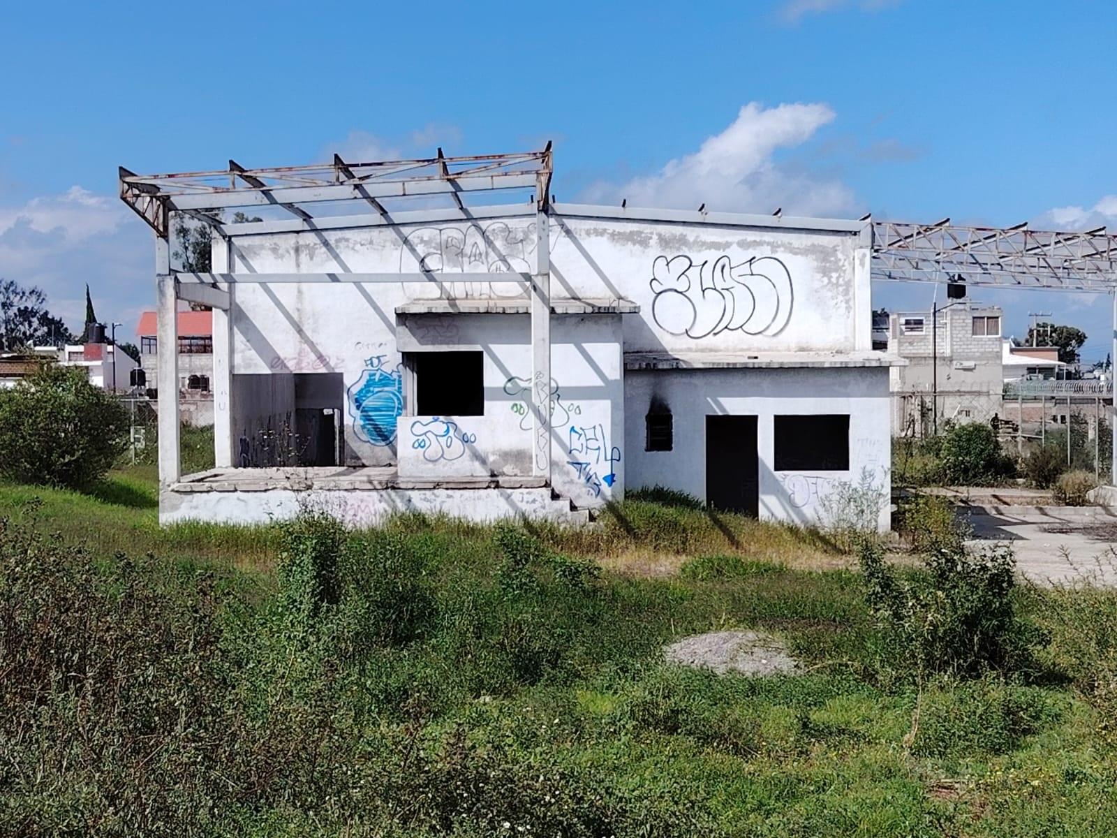 Sigue el vandalismo en lo que se supone operaría el Centro de Acopio Lechero de Tulancingo, una obra que se detuvo desde la administración municipal, 2016- 2020 y que no se ha podido retomar a pesar de las intenciones del gobierno estatal de rescatar el proyecto.