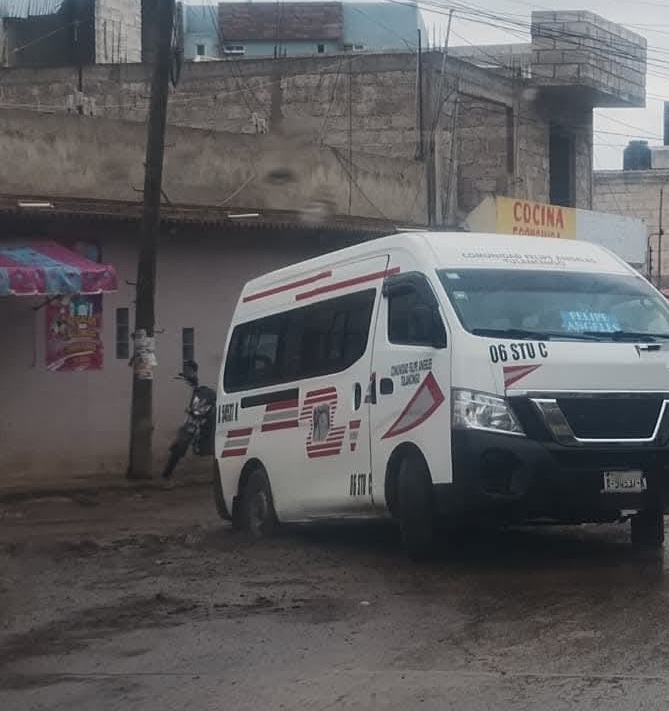 En menos de una semana, dos vehículos han caído en este socavón sobre la calle principal de la colonia las Arboledas, en Santiago Tulantepec. Ahora una colectiva tuvo el percance, debido a falta de señalamientos. Algunos pasajeros resultaron con lesiones menores.