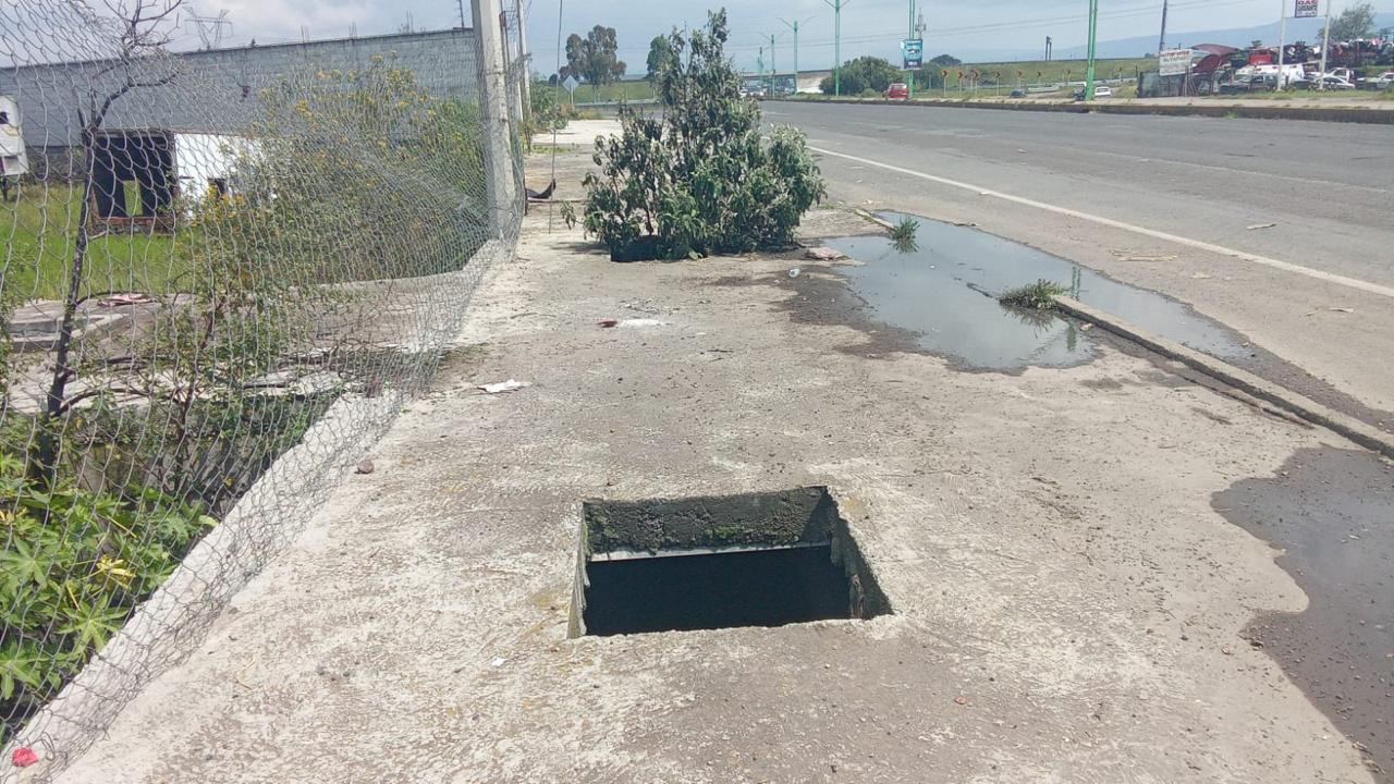 Vaya peligro es el que representa este registro abierto en la acera del bulevar Quetzalcóatl, casi en la intersección con el Libramiento Pitula – San Alejo.