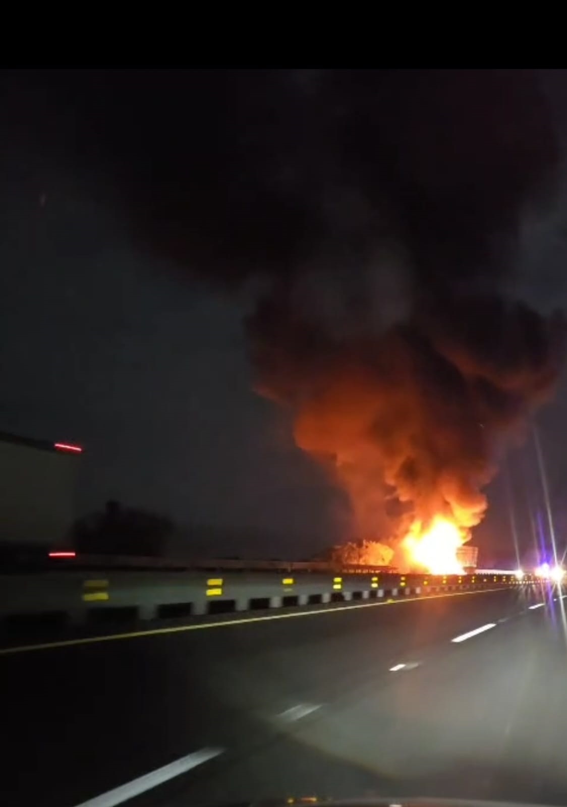 Un incendio de un tracto camión se registró la noche del lunes 6 de octubre en la carretera México – Tuxpan, a la altura de Acelotla, en el carril hacia la Ciudad de México. Las causas no se conocían hasta el cierre de esta edición, sin embargo, no se reportaron lesionados.