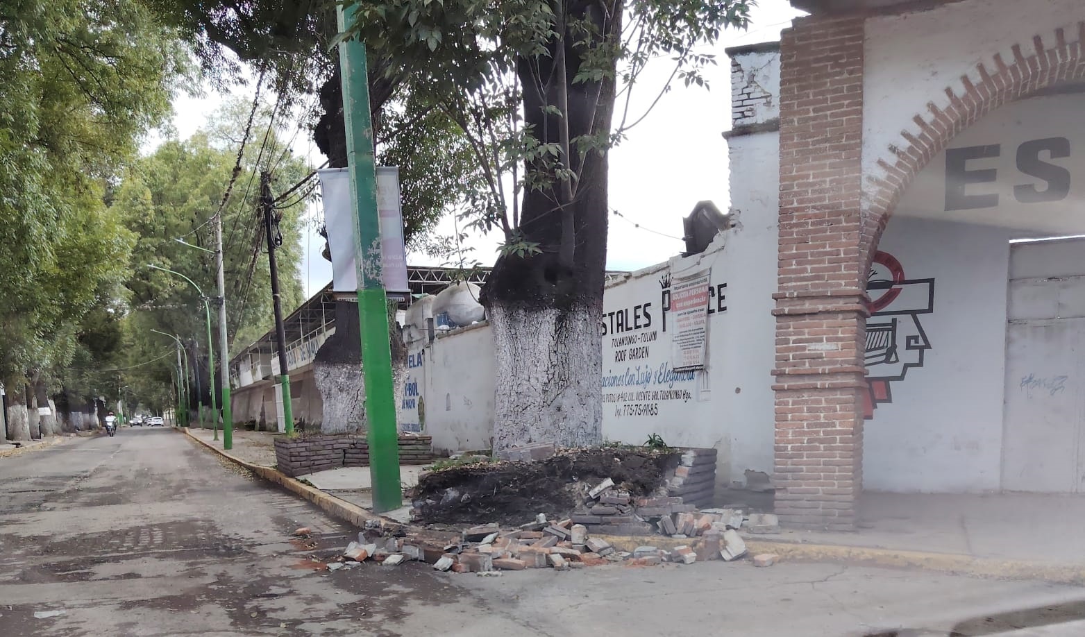 Una de las jardineras que se ubican en la Calzada 5 de Mayo se vino abajo, dejando los tabiques desperdigados. Los encargados del municipio, al menos recogan el material.