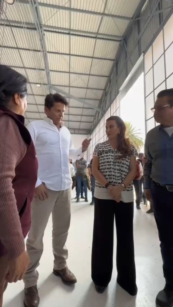 Los senadores Cuauhtémoc Ochoa (Morena) y Carolina Viggiano (PRI) entregan los apoyos (agua y despensas) a la presidenta deL DIF, señora Edda Vite.