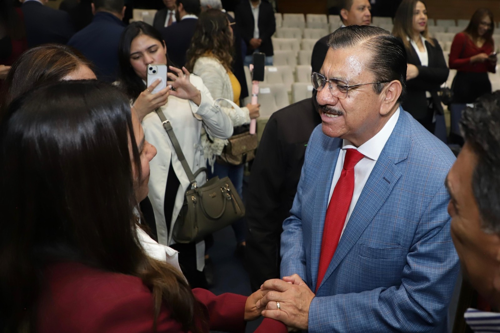 Obligado a renunciar, el dirigente estatal del partido Nuevo Alianza en Hidalgo, Sergio Hernández Hernández, se suma a la lista de desempleados en Hidalgo. Atribuye su dimision a motivos personales, pero es sabido que la presión por el dobleteo de sueldos de maestros y en ayuntamiento, ejerció un fuerte debate al interior de Morena vs el partido satélite del guinda.