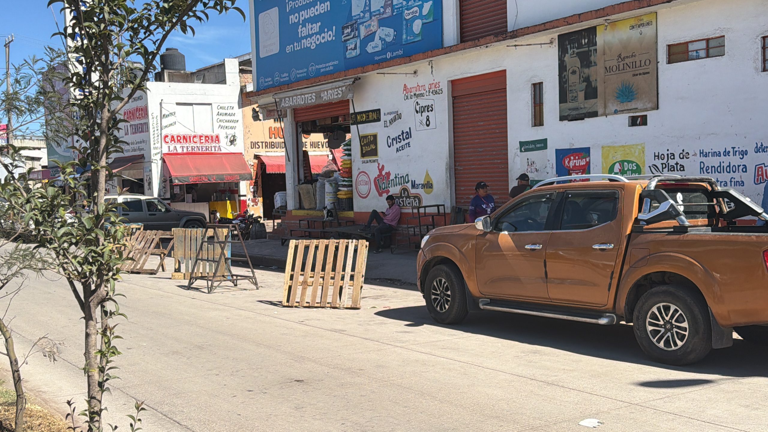 Pese a la prohibición expresa en el Bando de Policía de aparatar lugares en la vía pública, en la Central de Abastos, el reglamento es letra muerta y nadie pone orden en la vialidad.