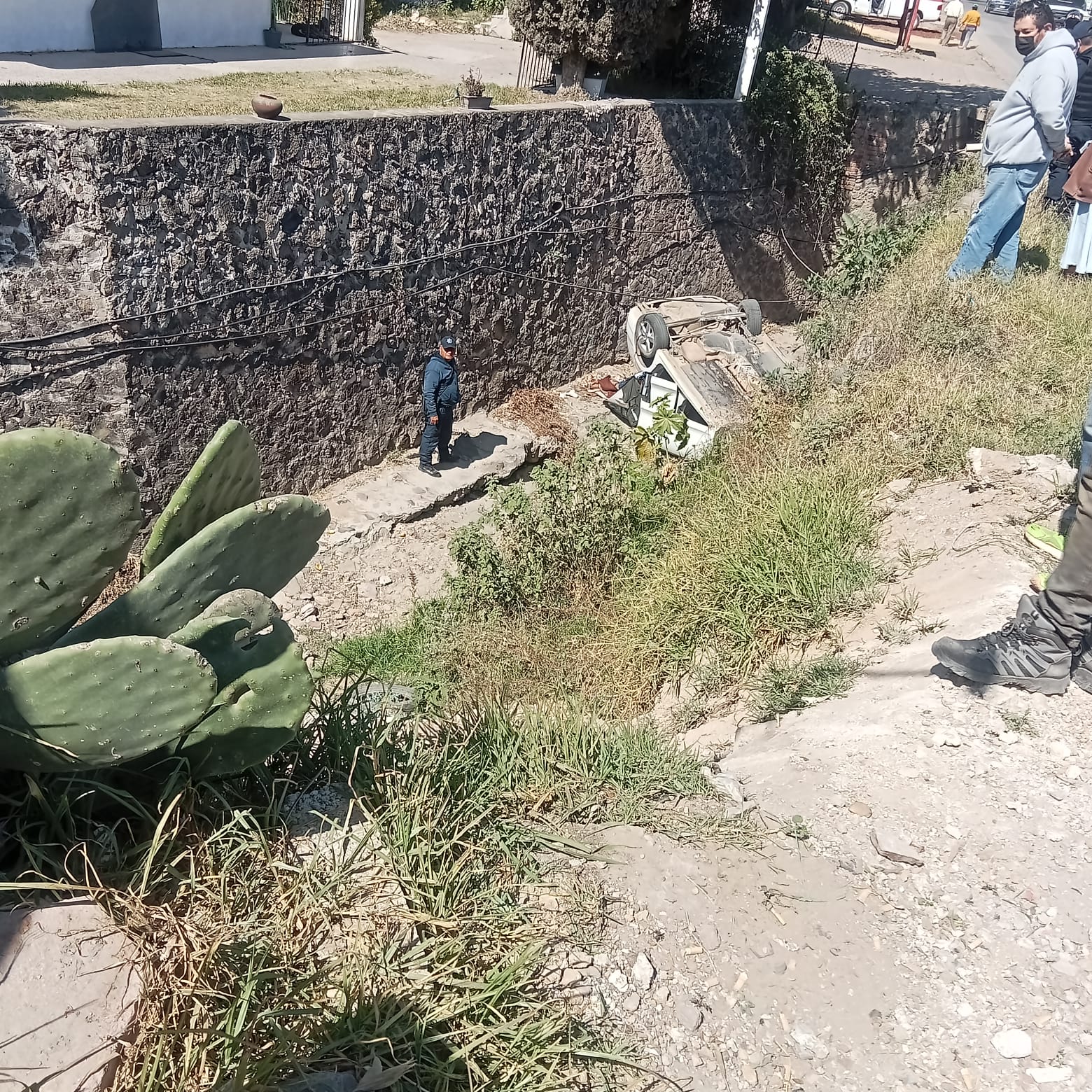 El conductor de un automóvil Volkswagen se fue a una pequeña barranca en la carretera Tulancingo - Cuautepec, a la altura de la zona conocida como La Placa. Al arribar las unidades de emergencia al lugar, el auto estaba abandonado dentro.