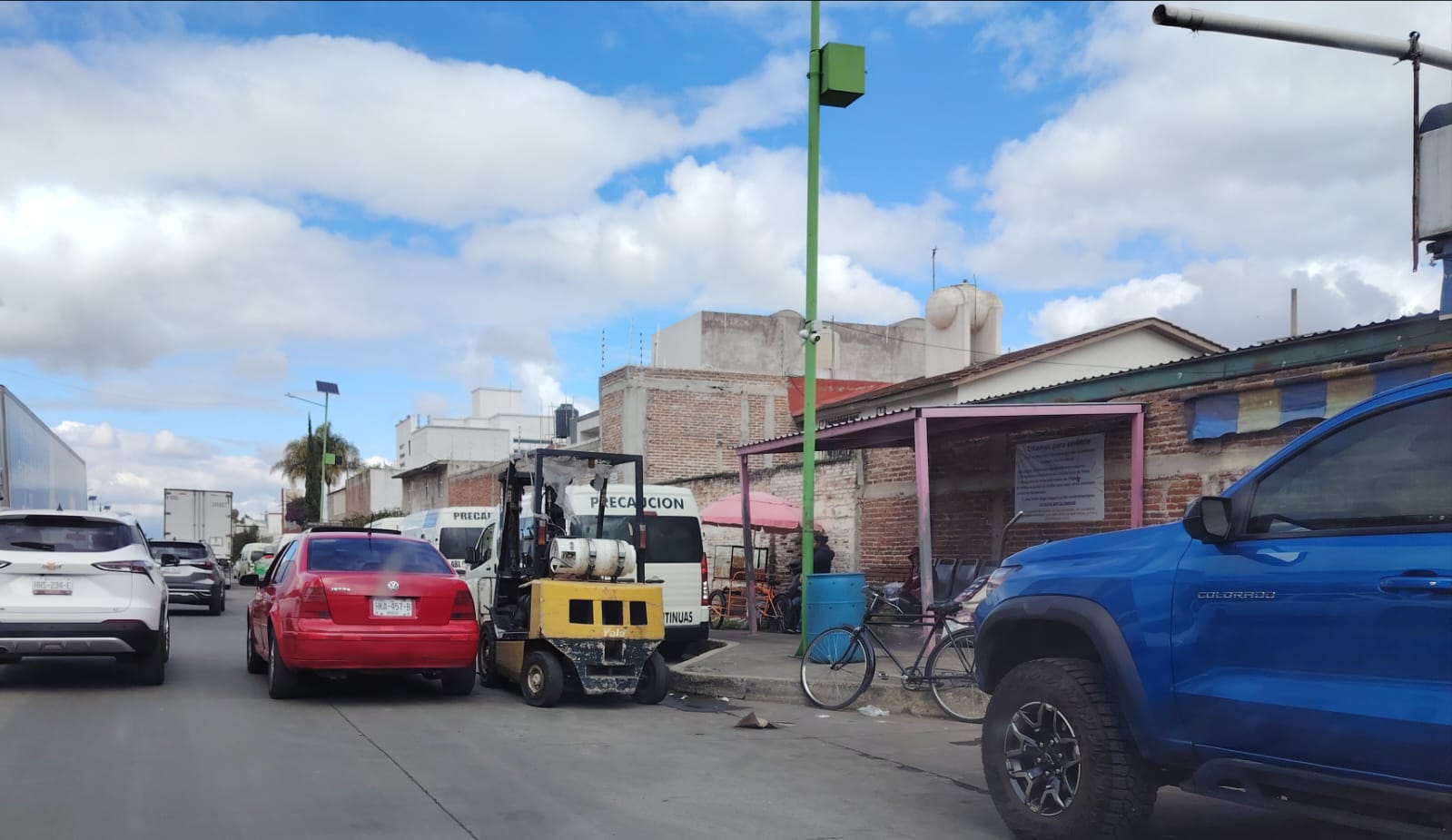 Como la humedad, el comercio y el desorden vial, se ha ido apropiando del bulevar La Morena, entre el distribuidor vial y el bulevar Huapalcalli, con montacargas en el arroyo vehicular, autos en doble fila, estructura metálica sobre la ciclopista y lo que se acumule.