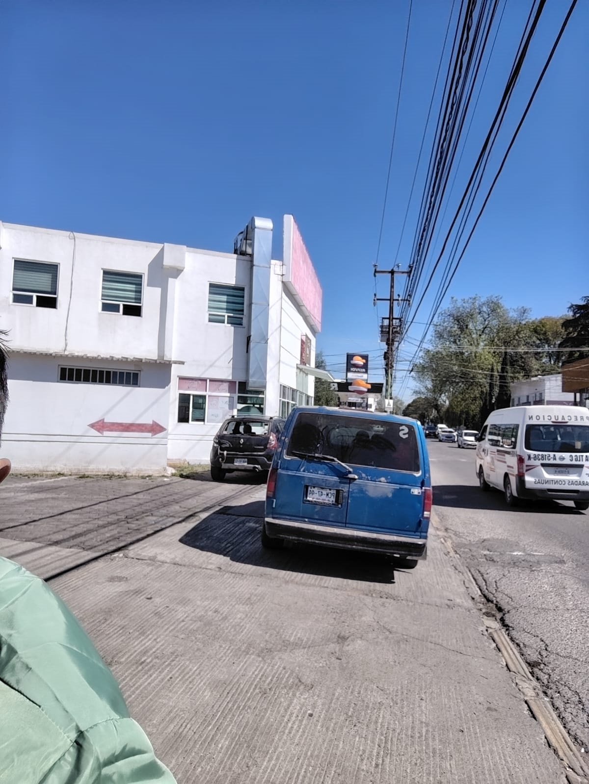 Siguen automovilistas usando las banquetas para estacionarse “un ratito”, sin tener conciencia que en ese ratito, personas en sillas de ruedas o cualquier peatón, tiene que esquivar por el arroyo vehicular, a los que se estacionan en lo que debería ser su paso seguro.