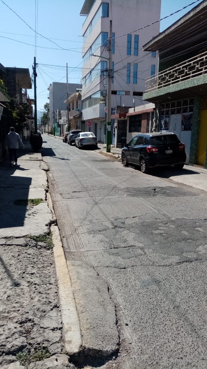 Cuatro vehículos sobre la banqueta se observaron la tarde de ayer lunes, en la calle Ocampo, entre Hidalgo y Zaragoza. Transeúntes refieren que Movilidad y Transporte no hace acto de presencia para infraccionar a los conductores y hacer respetar el reglamento y el derecho de los peatones.