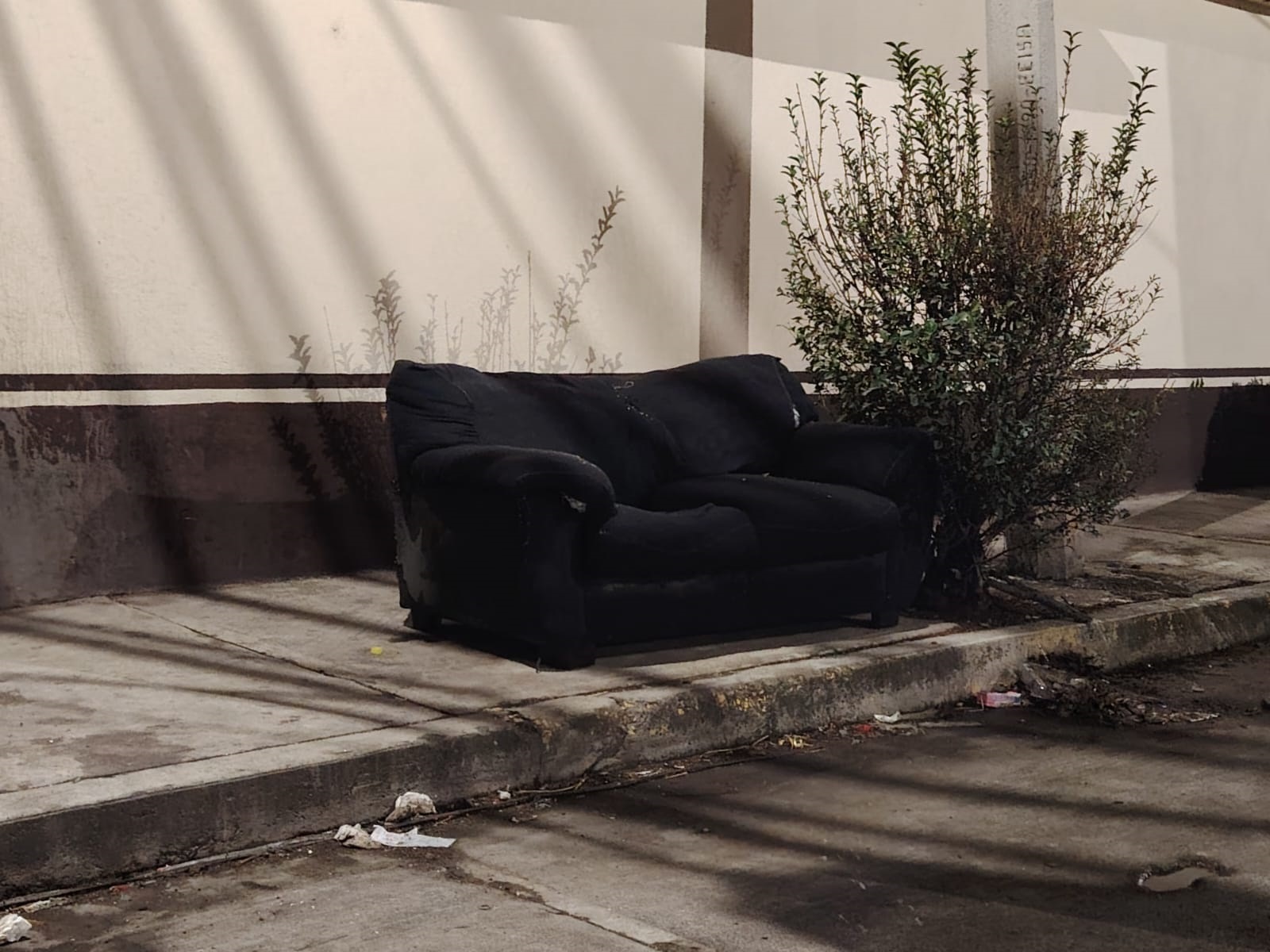 Insisten algunos ciudadanos en dejar muebles en la vía pública, a sabiendas que el camión recolector de basura, no se lo llevará. Esto provoca que se quede por varios días en la calle, lo que ofrece una mala imagen a la ciudad.