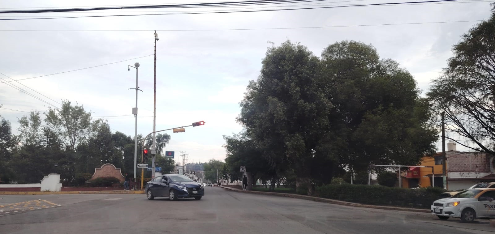 ¡A la brava! Algunos automóvilistas cruzan de forma indebida desde la Calzada 5 de Mayo hacia Jardines del Sur, con el reisgo de ocasionar un accidente.