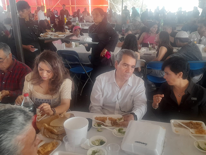 En pleno convivio del 45 aniversario de vida del expresidente de Acaxochitlán de Morena, Erick Carbajal, estuvieron José Antonio Rojo García de Alva, Emilse Miranda Munive, Rocío Sosa y más de 5 mil ciudadanos de comunidades y cabecera municipal.